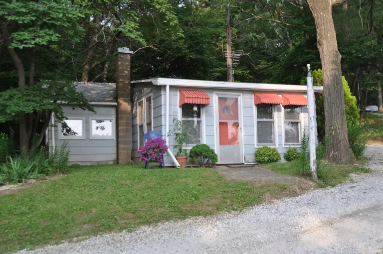 Cozy Cabin Located 10 Mi. S Of Nauvoo. Located Just Off The Mississippi River