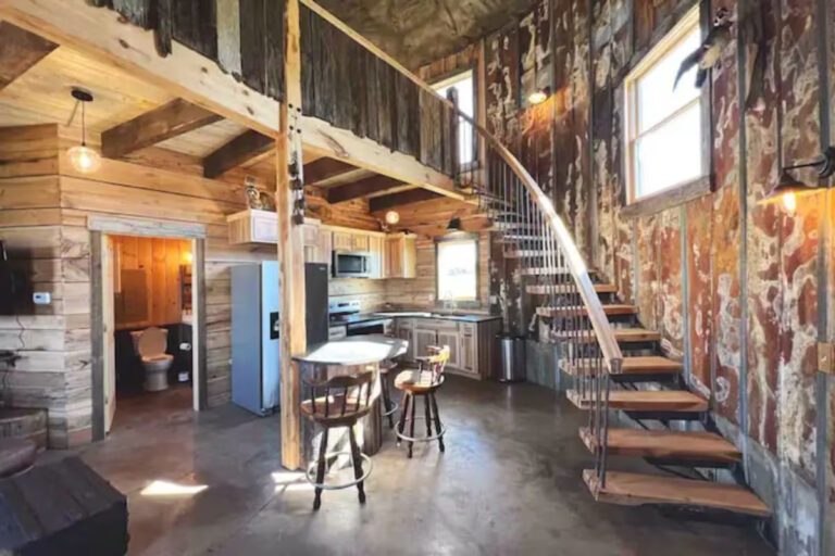 Rustic Silo Home, Huge Shower, Kitchen, Sunsets