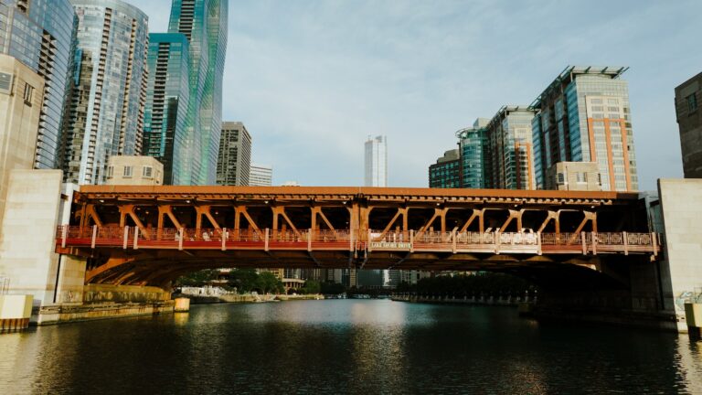 Unforgettable Chicago Travel Guides: Conquer the City’s Best in 5 Days!